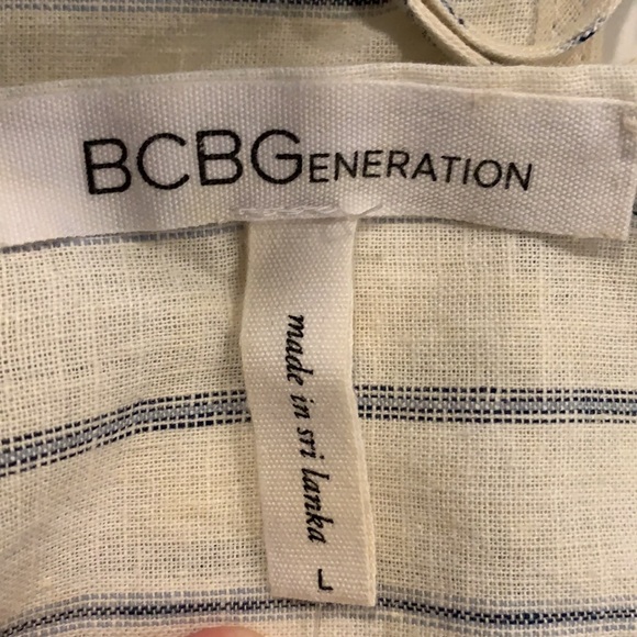 BCBG- Linen top, white with blue stripes & design- size L - Picture 4 of 4